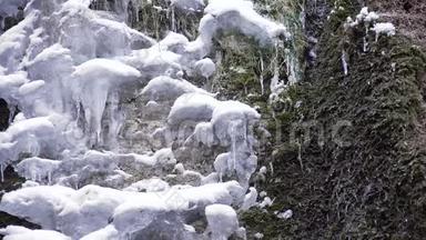 冬天的寒霜瀑布溪，山崖上的小溪，冰冻的雪